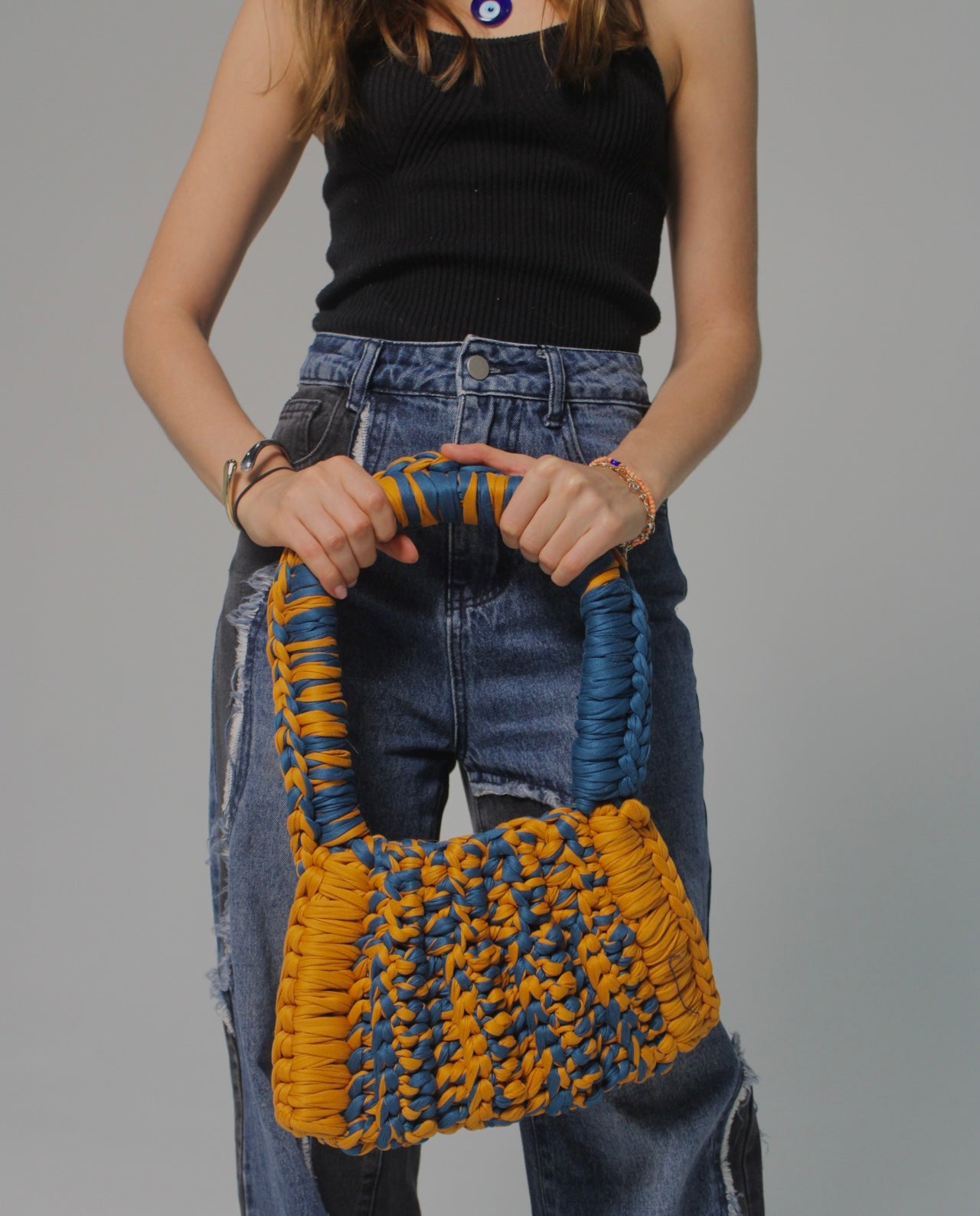 Mostaza y Azul